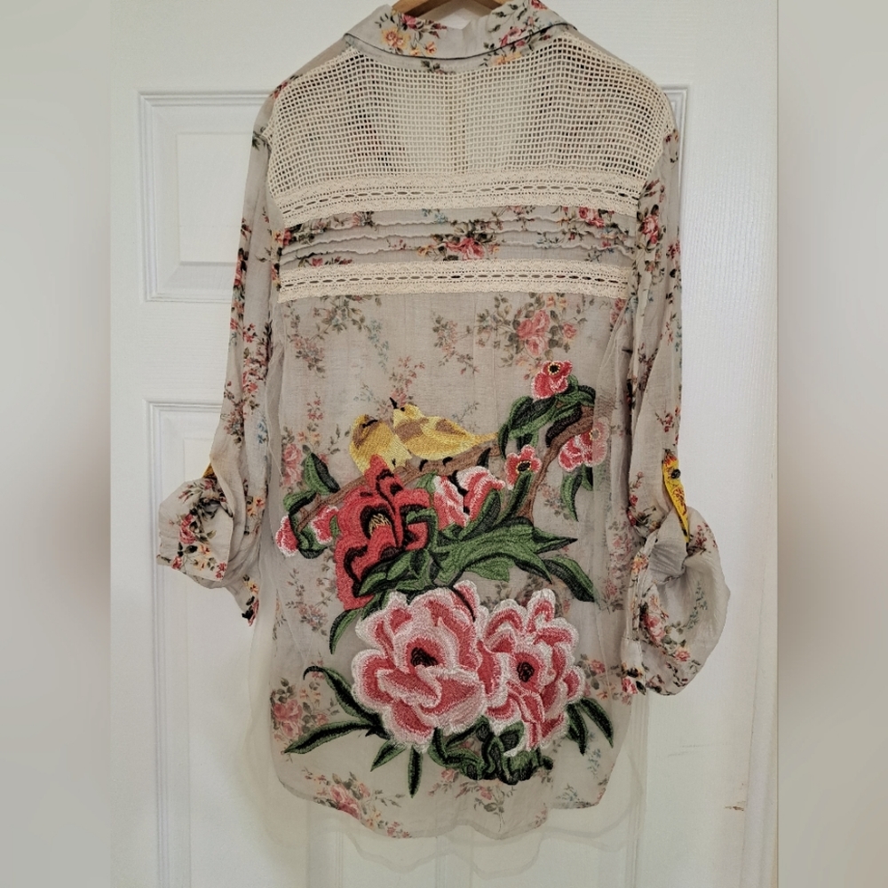 Arrata Vintage-Inspired, Breezy, Floral Cotton Shirt.